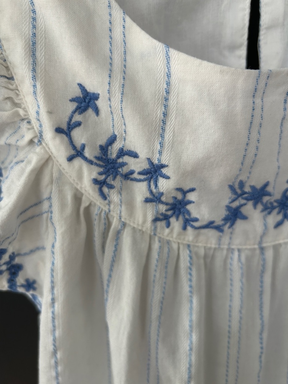 United Colors Of Benetton White Top with Blue Embroidery. Size 3-4T - Picture 4 of 6
